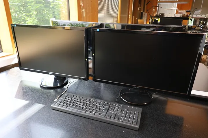 2 x Bildschirm 1 x Tastatur